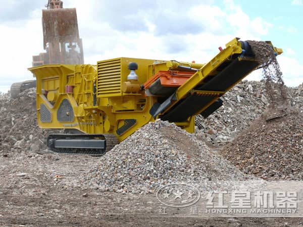 移動大型車載碎石機(jī)現(xiàn)場圖