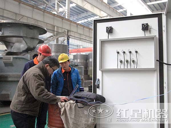技術專家現(xiàn)場制造作業(yè)
